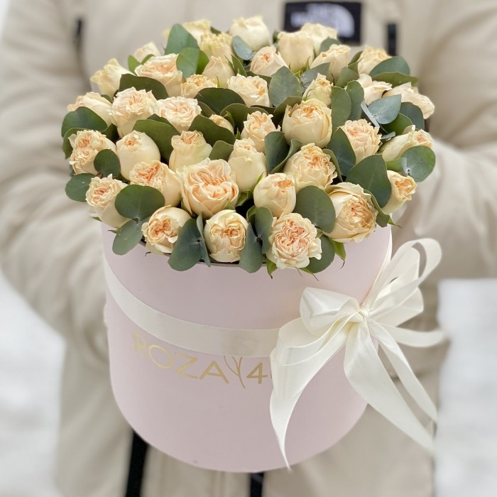 Саммер-роз персикового цвета с эвкалиптом в коробке